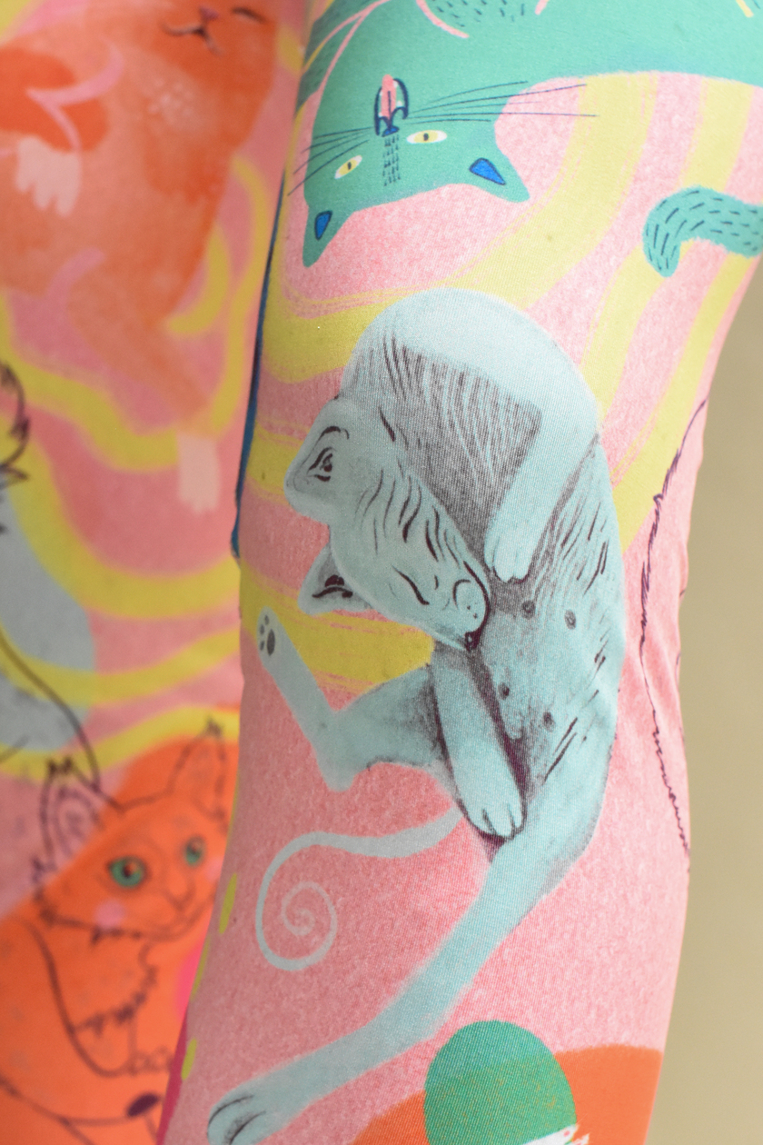 Różowe legginsy w kotki z grafiką od MRÓ (Kotkowe LOVE by MRÓ)