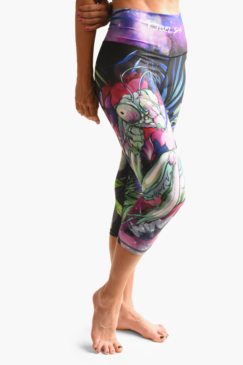 Legginsy 3/4 z wysokim stanem z grafiką autorstwa artystki tatuażu Dancink Needles